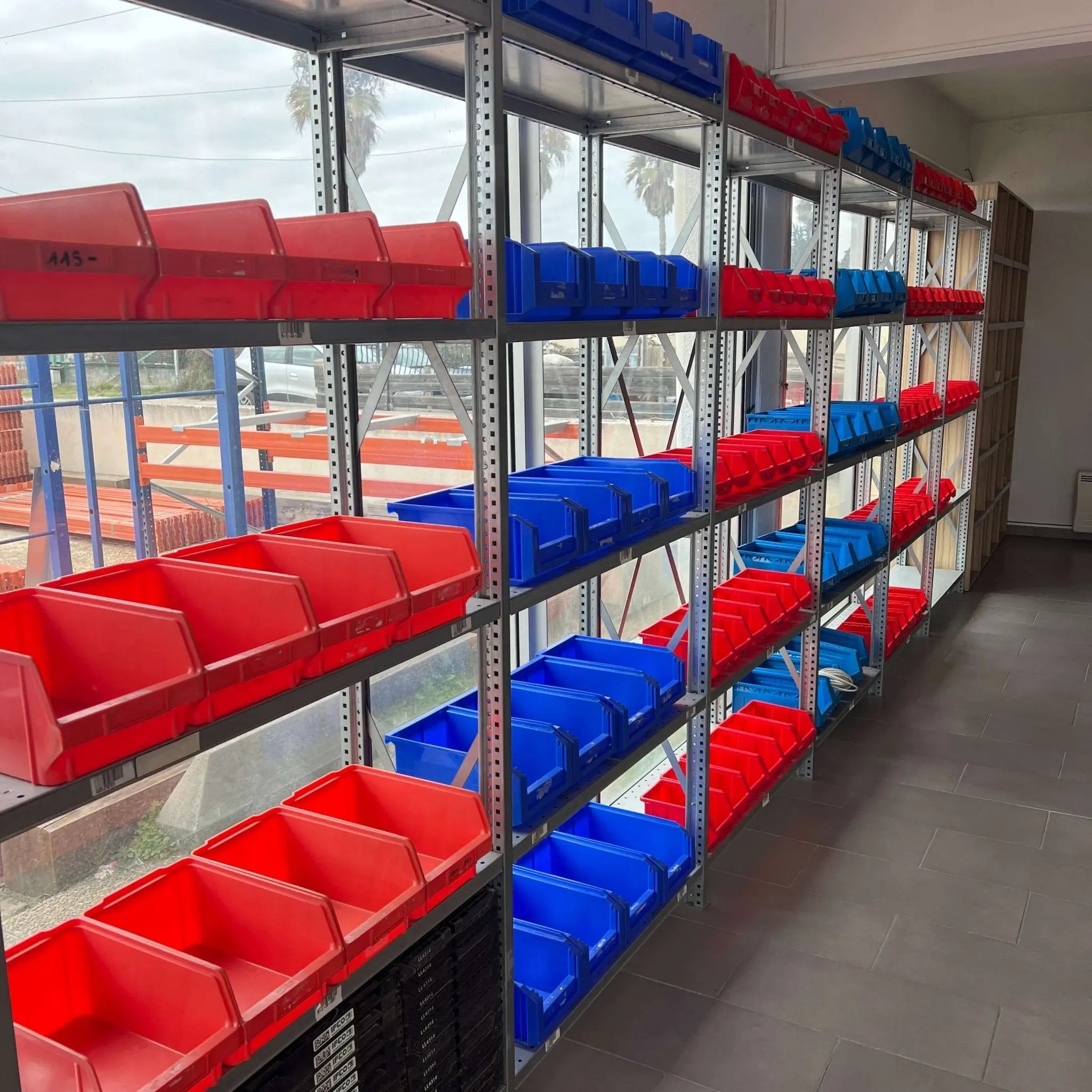 Bac à bec L 23 l 14 H 12 rouge - System AgencementBac à bec