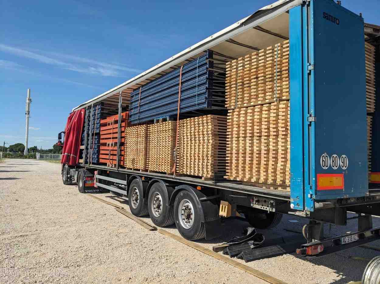 Camion chargé de rack à palettes et caillebotis bois